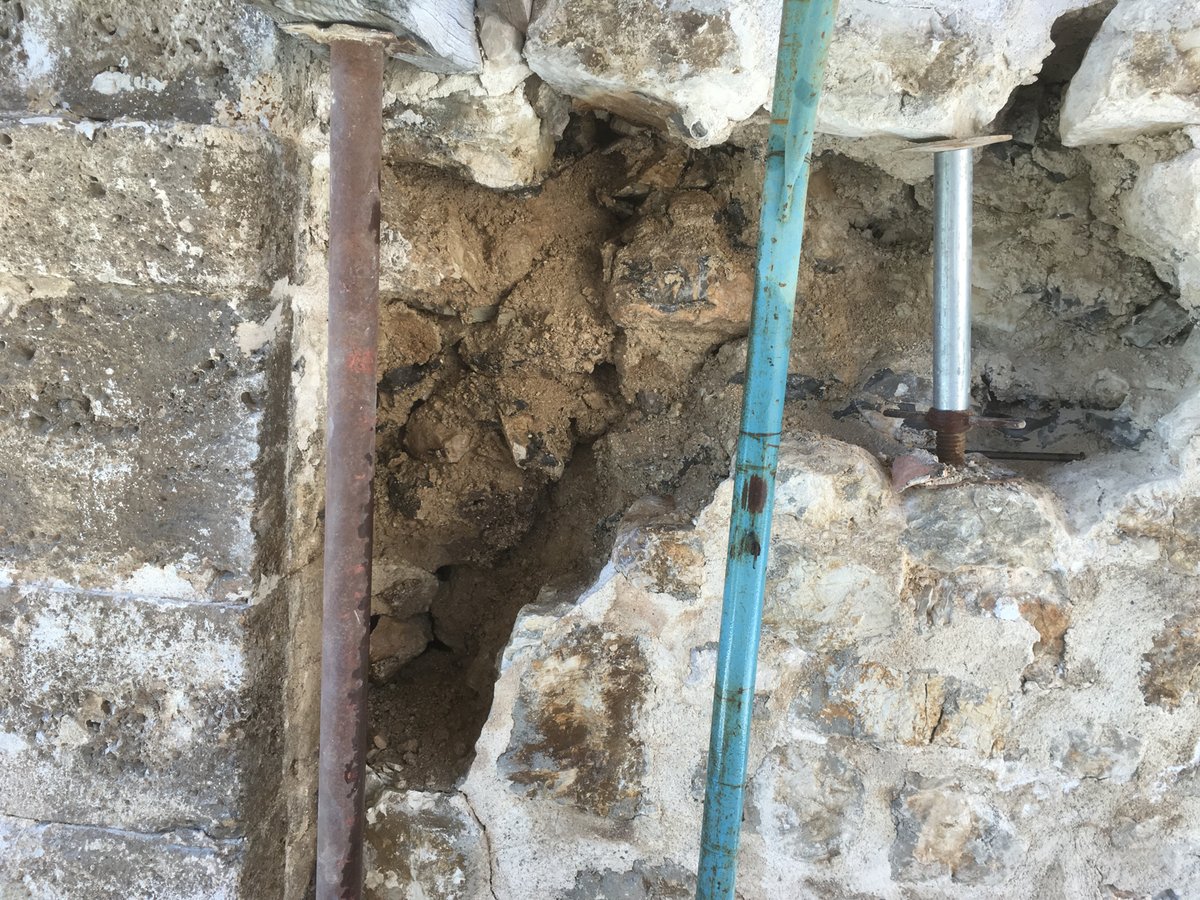 Un vuoto nella muratura, aperto dal sisma, con i puntelli in acciaio