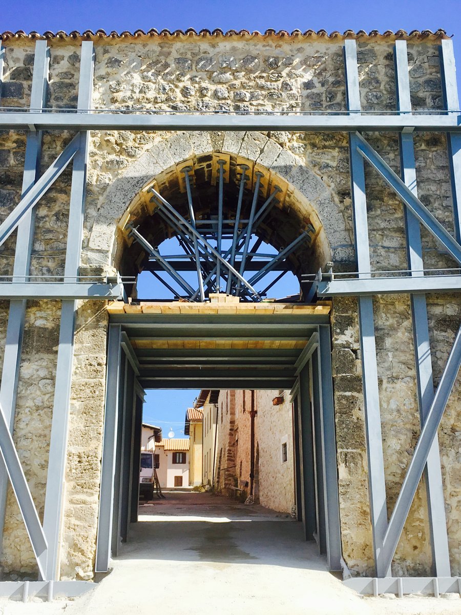 L’Arco di Norcia con la struttura in acciaio e i puntelli sotto l’arco, a fine lavori