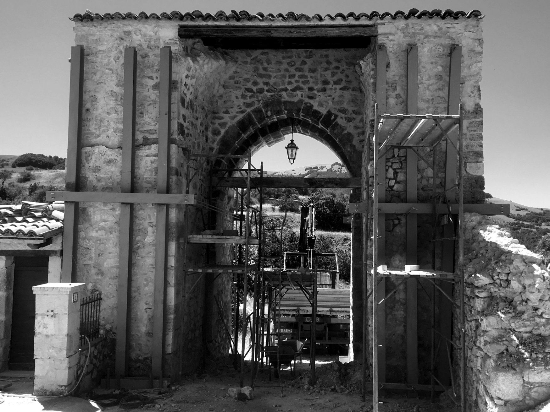 Lo stesso portale all’inizio del cantiere, con i primi sostegni e il ponteggio sotto l’arco