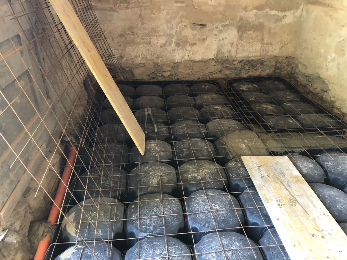 Vespaio a igloo con la rete di armatura sopra