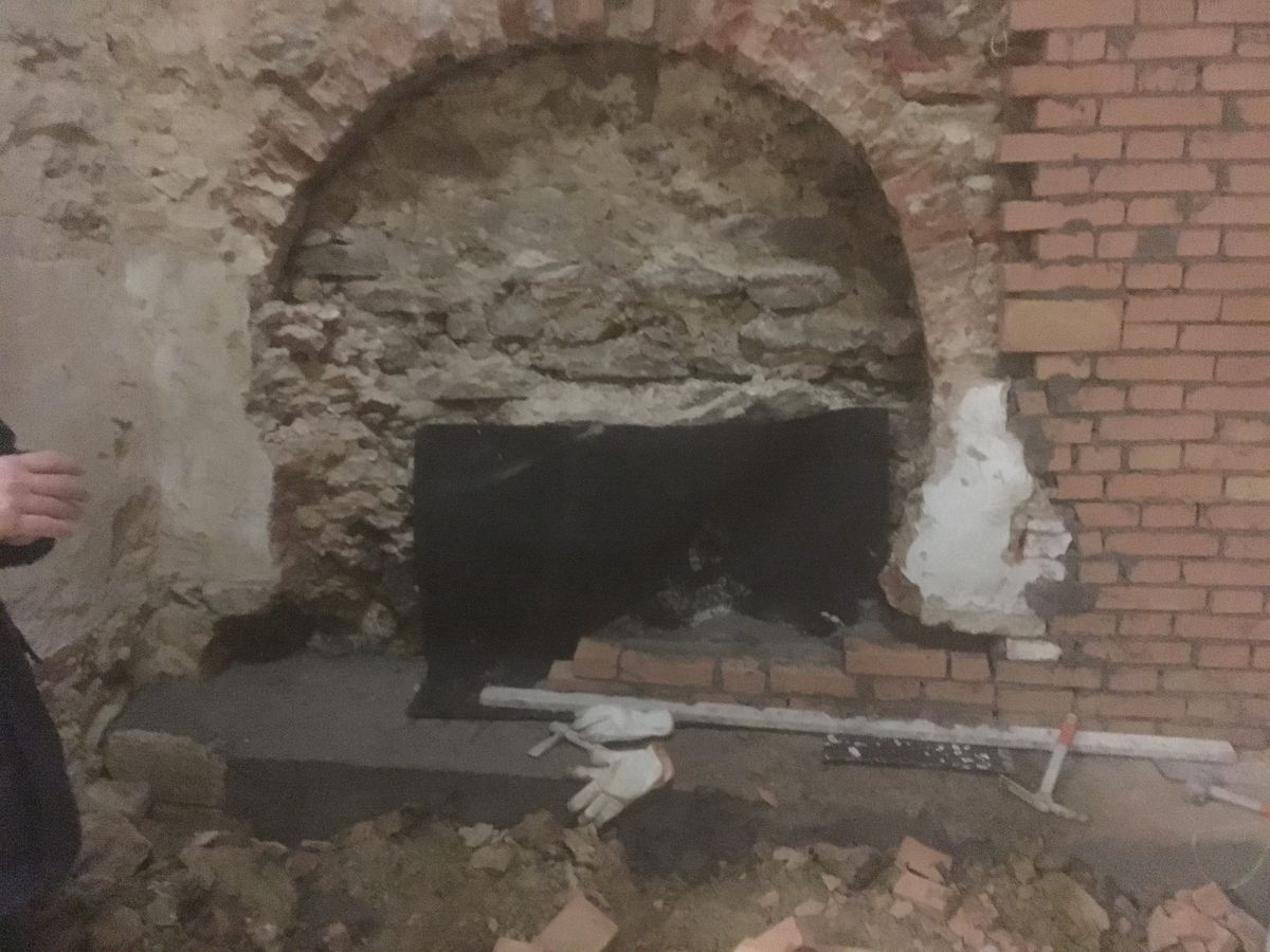 Arco in pietra con la nuova muratura in mattoni alla base