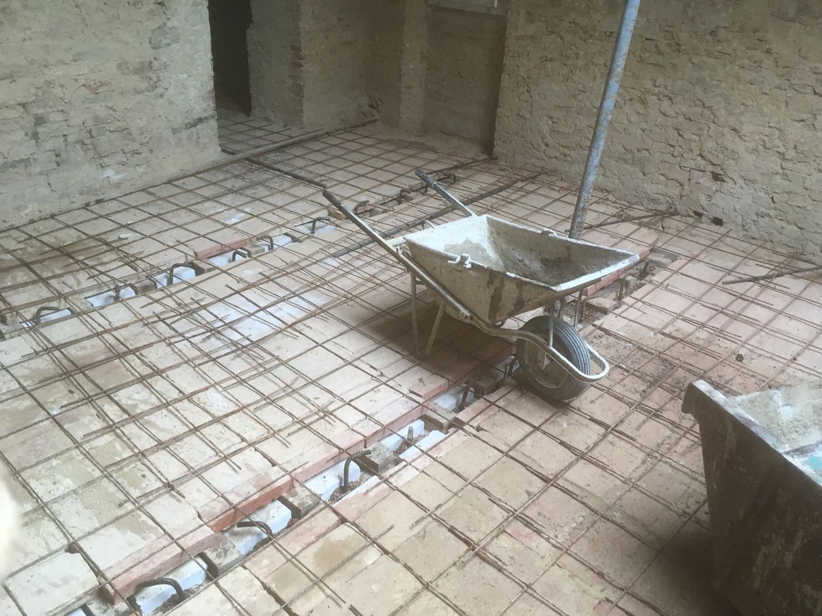 Solaio con la rete pronta per il getto e una carriola