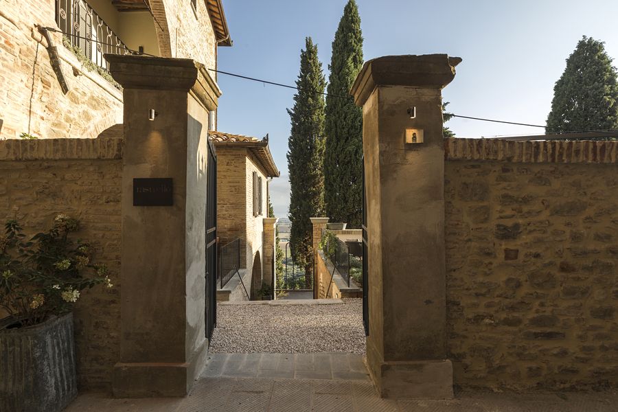 Pilastri in pietra del cancello e muro in pietra a vista verso il giardino