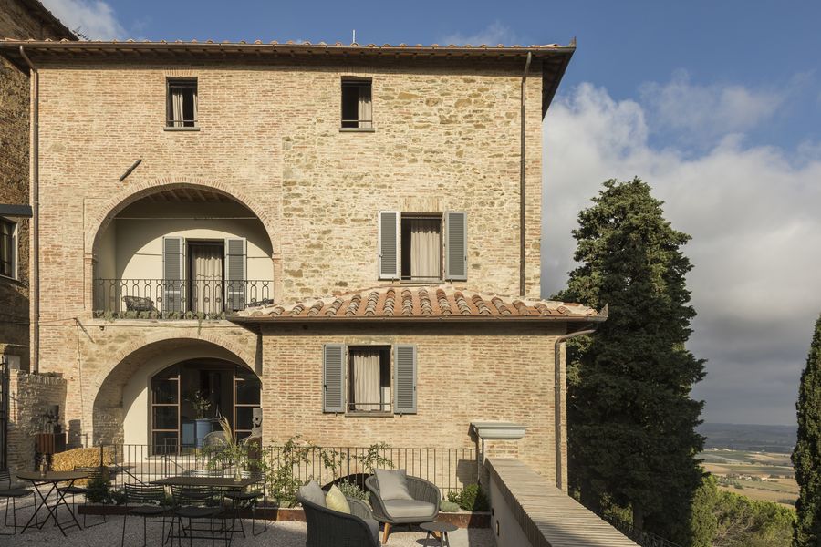 Facciata del Rastrello in pietra con la loggia ad arco sul giardino