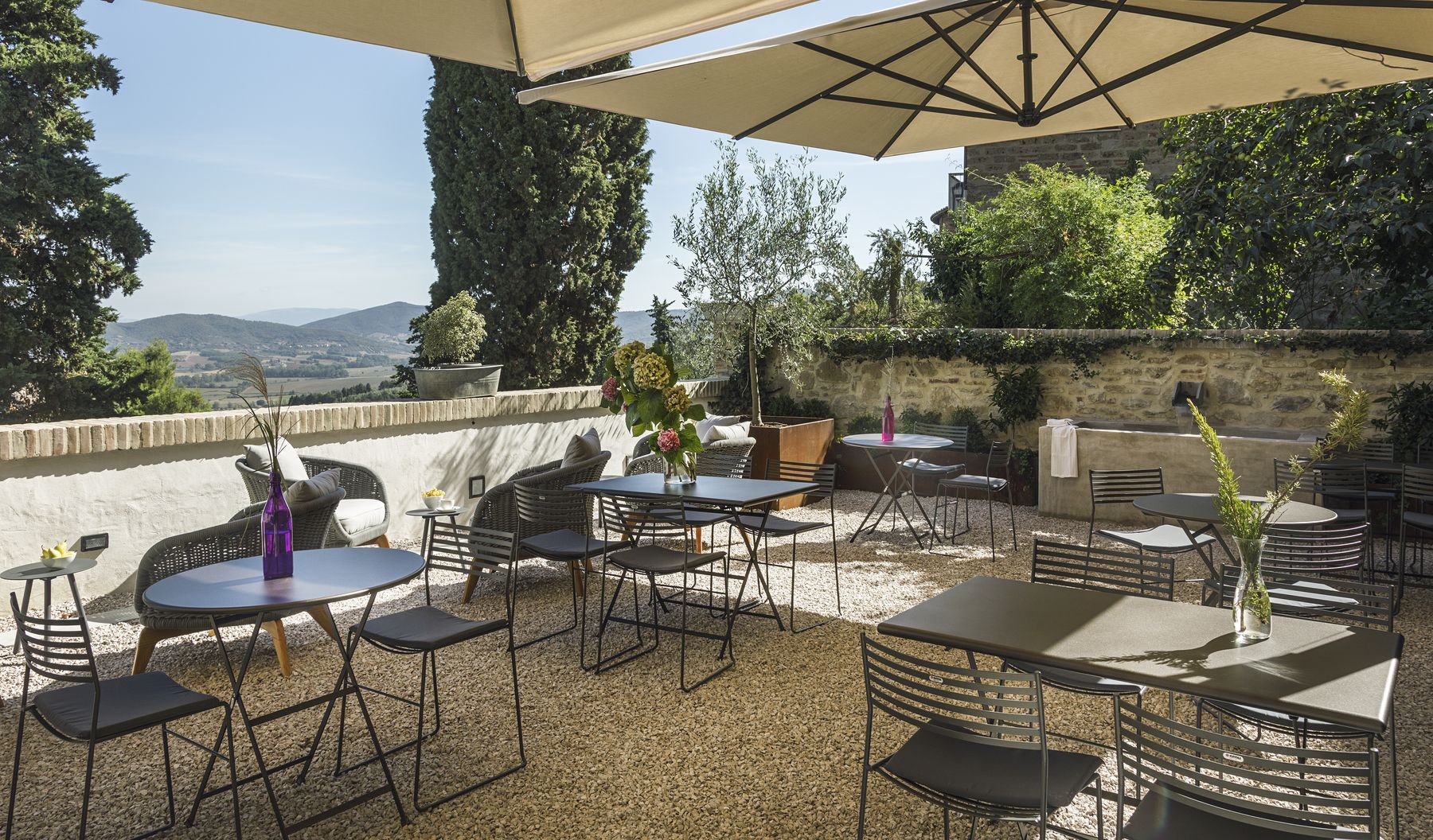 Il giardino panoramico del Rastrello oggi, con tavoli, ombrelloni e la vista sulle colline