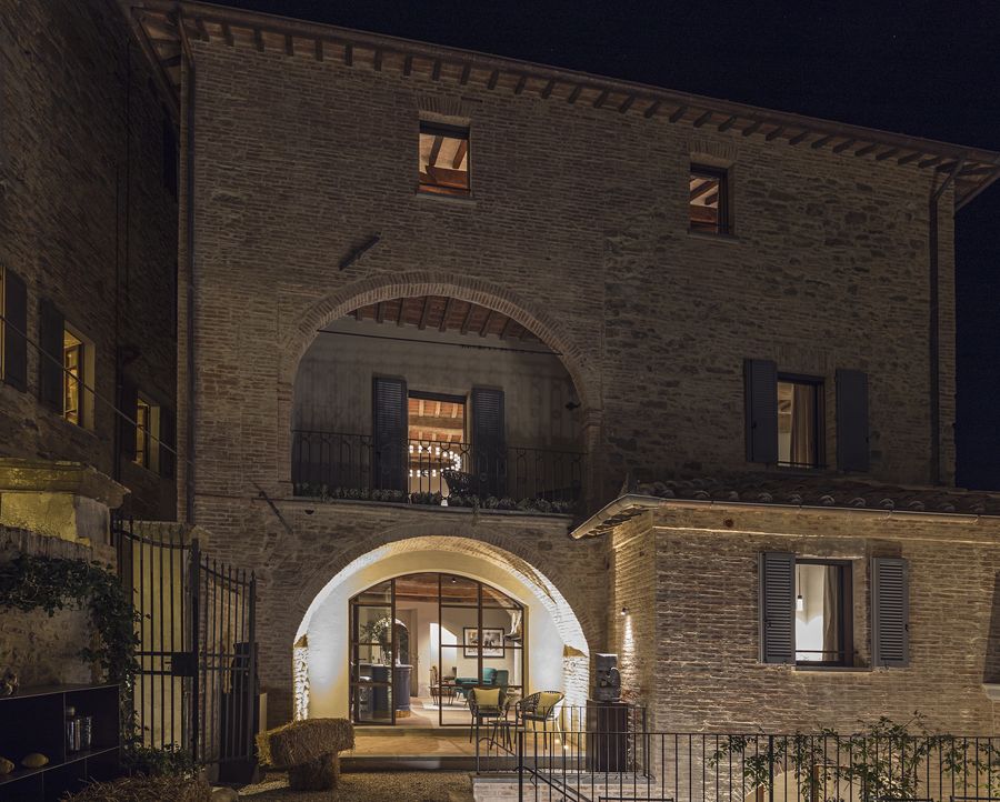 Il Rastrello di notte, con la loggia illuminata