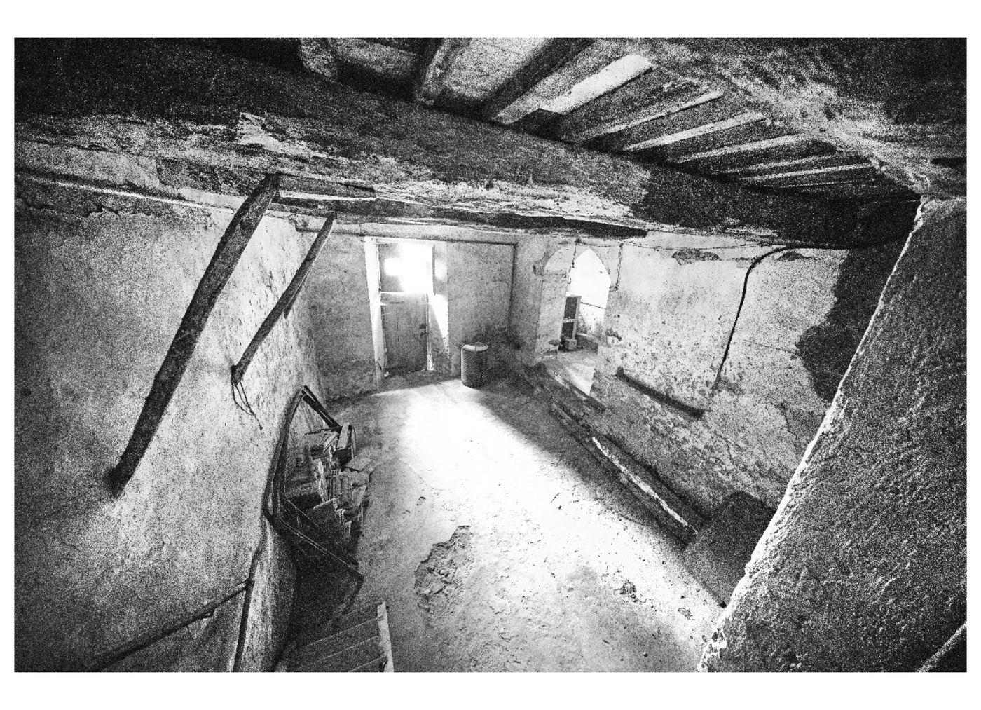 Locale al piano basso con il solaio in legno puntellato e gli intonaci staccati