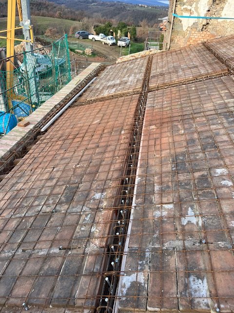 The new floor with the steel mesh over the terracotta tiles