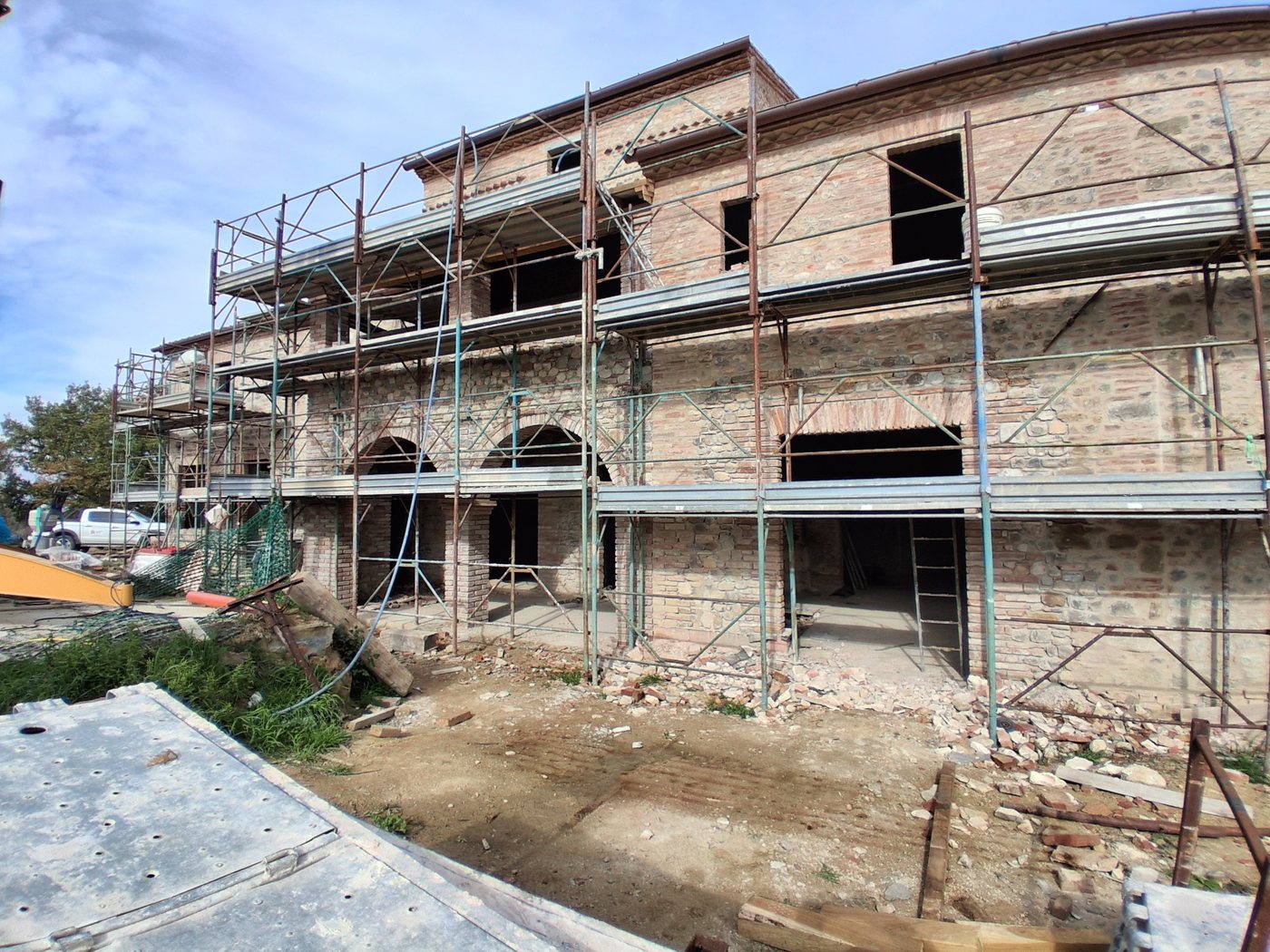 The Le Selve farmhouse under scaffolding, during the restoration