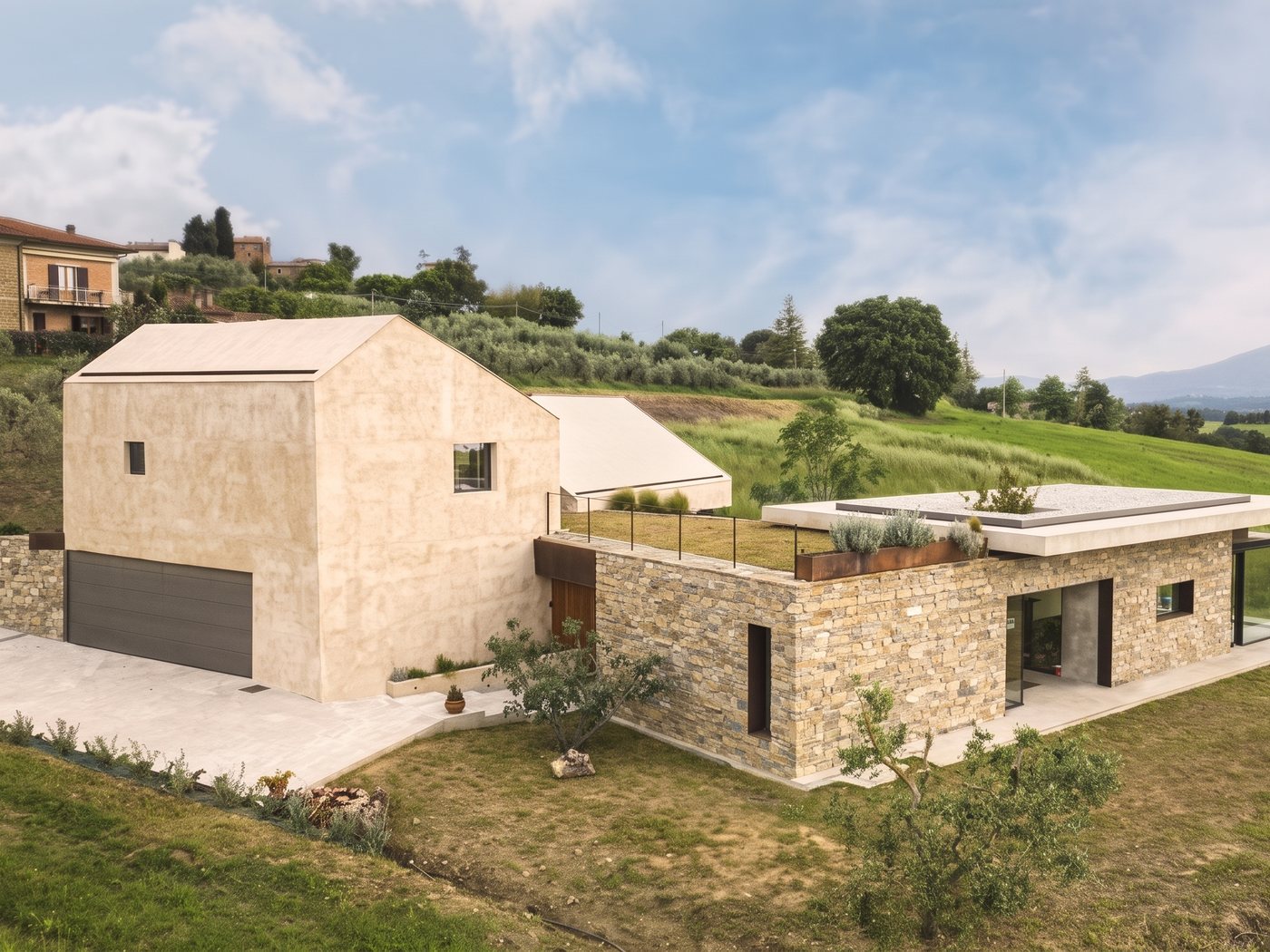 La Casa sul Chiaro among the meadows: a rendered volume and a stone block with a garden roof