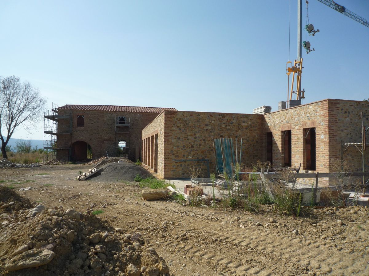 Le nuove murature in mattoni con le aperture ad arco, durante il cantiere