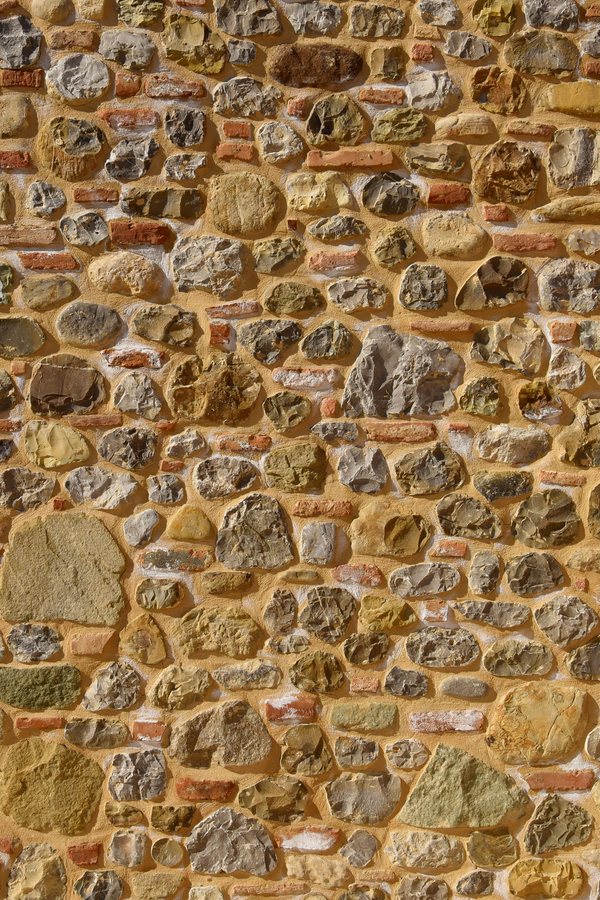 La muratura in pietra e mattoni del casale, vista da vicino