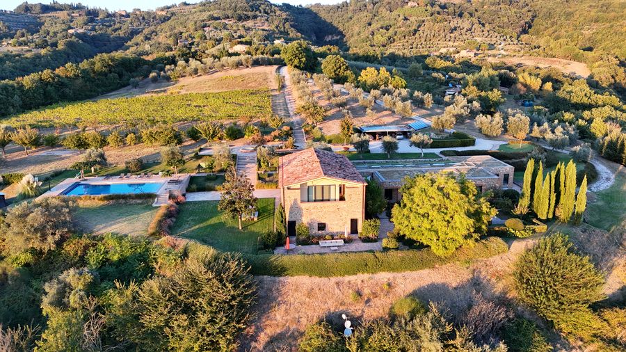Il casale e gli altri volumi visti dal drone, tra gli ulivi e i cipressi