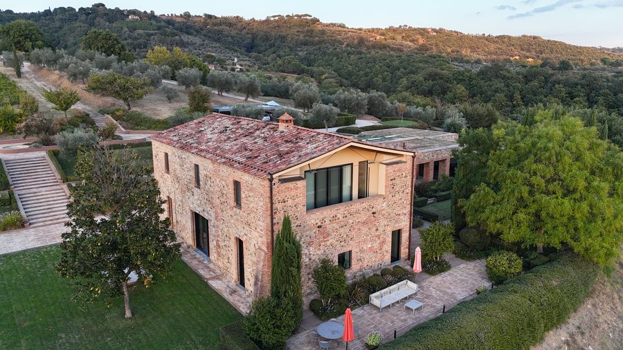 La facciata del casale vista dal drone, con il giardino