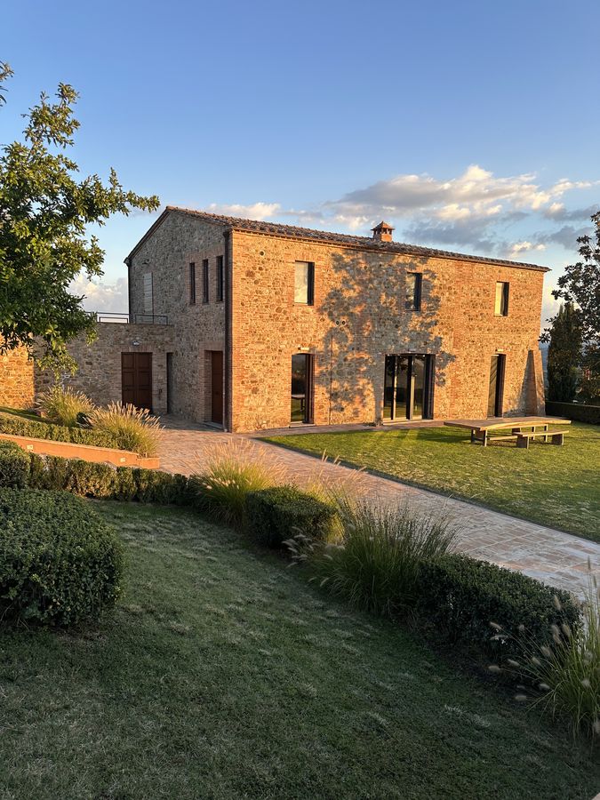 Il casale dal giardino, con le graminacee e il vialetto
