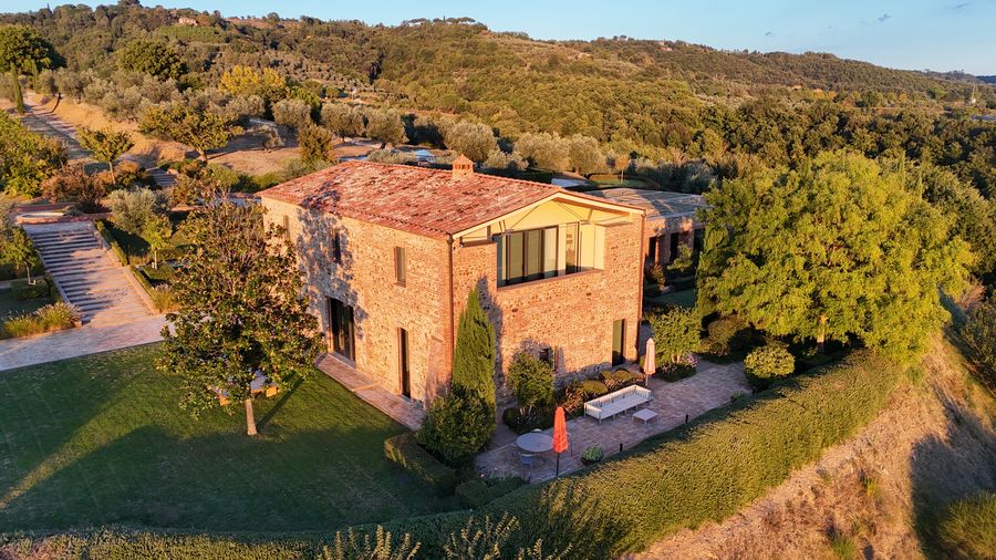 Il complesso visto dal drone, con la piscina e i volumi bassi coperti a verde