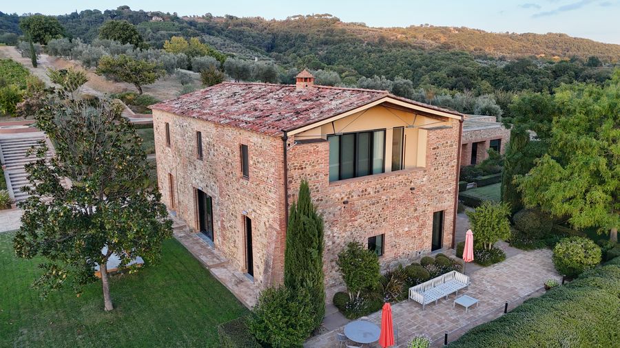 Il casale visto dal drone, con la grande vetrata sotto il tetto