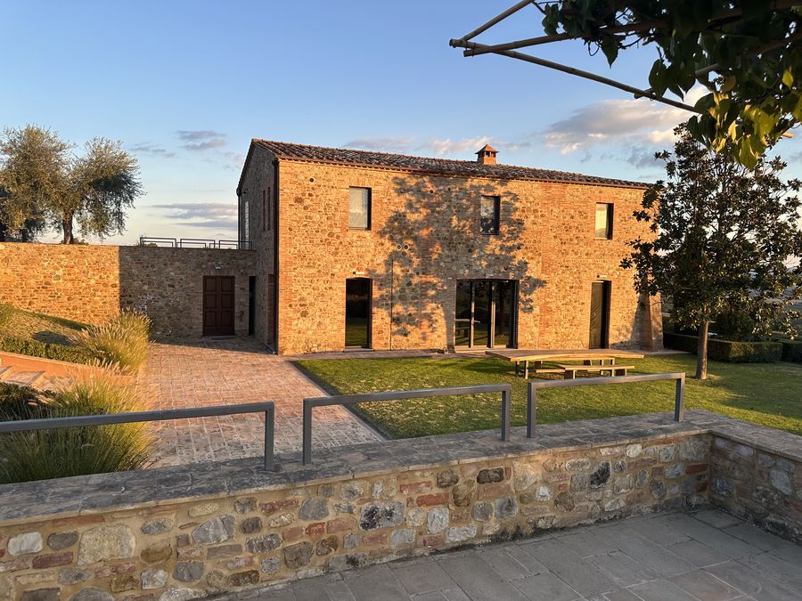 La facciata in pietra e mattoni con il muro di contenimento