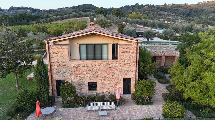 Il casale visto di spigolo dal drone, con la campagna intorno