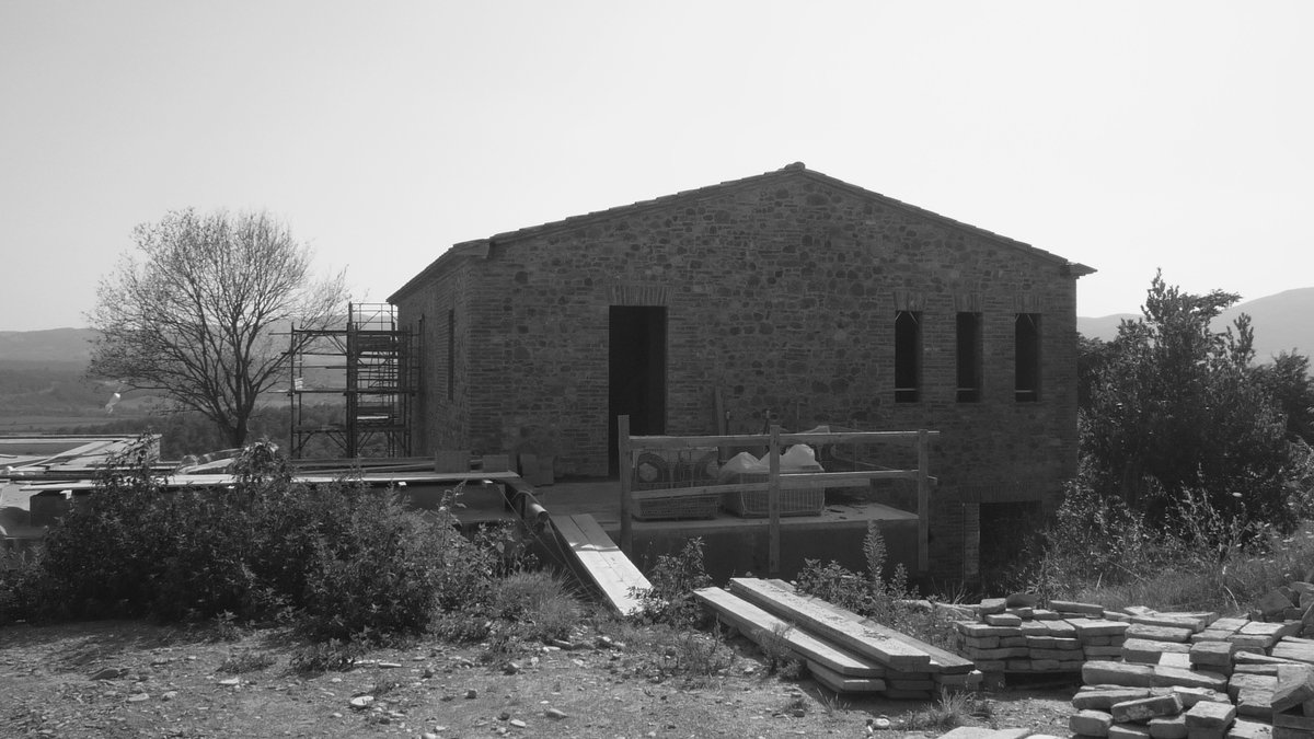 The same building during the works, with the scaffolding, the walkboards and the stacked bricks